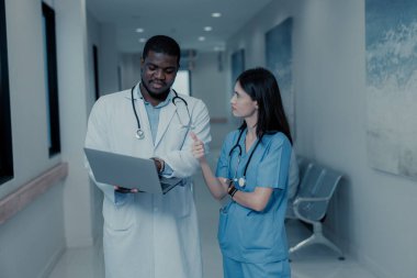 Doktor, tıbbi yayınları, dergileri ve dijital cihazlarla ilgili makaleleri inceleyerek, iş arkadaşlarıyla fikir alışverişinde bulunarak ve fikir alışverişinde bulunarak profesyonel bilginin geliştirilmesi için zaman harcadı..