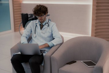 Doktor, tıbbi yayınları, dergileri ve dijital cihazlarla ilgili makaleleri inceleyerek, iş arkadaşlarıyla fikir alışverişinde bulunarak ve fikir alışverişinde bulunarak profesyonel bilginin geliştirilmesi için zaman harcadı..