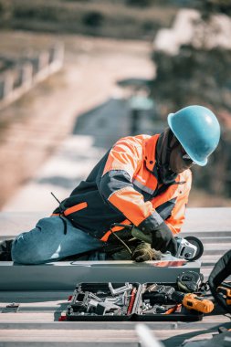 Deneyimli mühendislik önlemleri, kesintiler, kesmeler, montajlar, çeşitli araçlar kullanarak çatılara yapısal çerçeve ve güneş modülleri kurar. Yapı yüzeyi modifiye ediliyor böylece paneller desteklemek için monte edilir