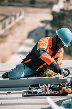 Deneyimli mühendislik önlemleri, kesintiler, kesmeler, montajlar, çeşitli araçlar kullanarak çatılara yapısal çerçeve ve güneş modülleri kurar. Yapı yüzeyi modifiye ediliyor böylece paneller desteklemek için monte edilir