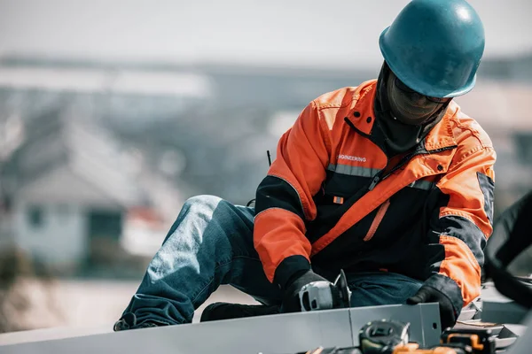 Erfahrener Ingenieur Misst Schneidet Schneidet Montiert Montiert Konstruktionsrahmen Und Solarmodule — Stockfoto