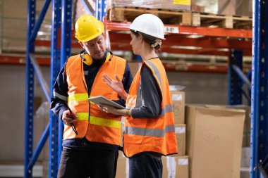 İki depo ortağı mutsuzlar ve farklı görüşlerle iletişim eksikliği ve hayal kırıklığı yüzünden birbirlerine ciddi jestler yapıyorlar. Gruplar arasındaki anlaşmazlık ve çatışma.