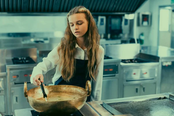 Aşçılık Okulunda Ergenler Gerçek Şeflerden Lezzetli Yemekler Yapmayı Öğrenirler Spagetti — Stok fotoğraf