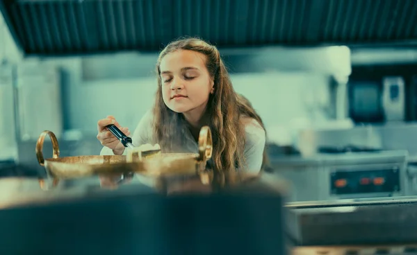料理学校では 10代の若者が本物のシェフから味のある食べ物を作る方法を学びます スパゲティを調理することは レシピに従って味や匂いを感じる実践です — ストック写真