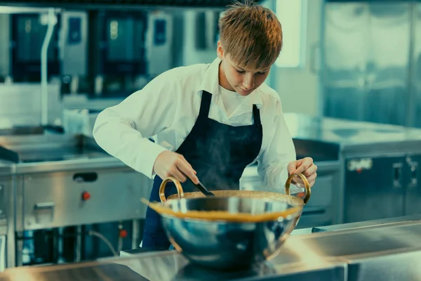 Szkole Kulinarnej Nastolatek Uczy Się Prawdziwych Kucharzy Jak Robić Gustowne — Zdjęcie stockowe
