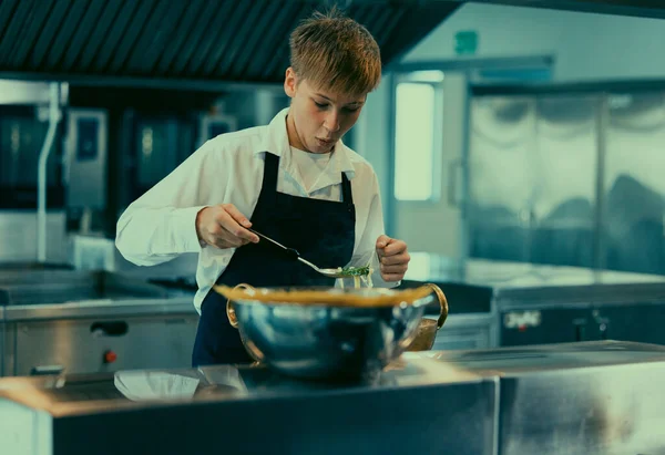 Szkole Kulinarnej Nastolatek Uczy Się Prawdziwych Kucharzy Jak Robić Gustowne — Zdjęcie stockowe