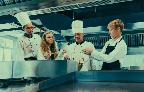 Culinaire School Leren Tieners Van Echte Chef Koks Hoe Smaakvol — Stockfoto