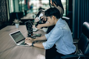 Bir stajyer üniversite öğrencisi robotik yazılım için yazma becerilerini geliştirdi. Kök alanda geleceğin kodlayıcısı, girişimi ve girişimcisi olmak için gerçekçi koşullarda öğrenme