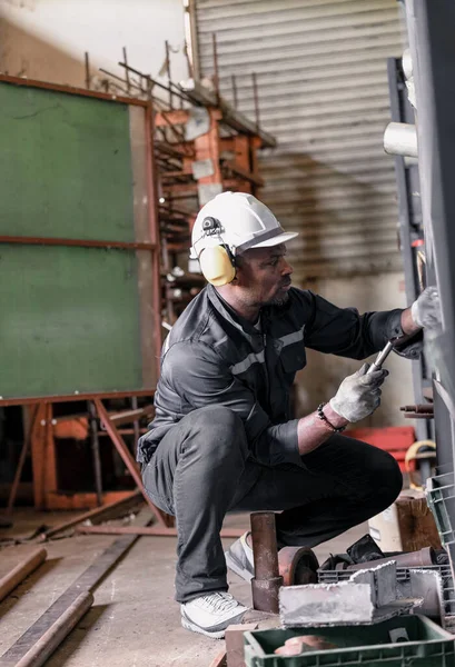 Technicien Génie Examine Virtuellement Qualité Des Pièces Équipement Des Matériaux — Photo