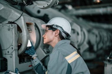 Yetenekli robotik teknisyenler koruyucu ve düzeltici bakım yapmak için robotik bileşenlerin üzerindeki ışığı görürler. Karmaşık mekanik sistemleri inceliyorum. Sorunları çözmek için tamir ve sorun giderme.