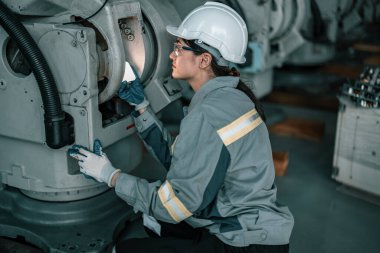 Yetenekli robotik teknisyenler koruyucu ve düzeltici bakım yapmak için robotik bileşenlerin üzerindeki ışığı görürler. Karmaşık mekanik sistemleri inceliyorum. Sorunları çözmek için tamir ve sorun giderme.