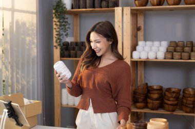 Vazo sahipleri çevrimiçi siparişleri işlerler, ürün formu raflarını seçerler, fotoğraf çekerler, paketlerler ve müşterilere gönderim için hazırlanırlar. Teslimat zamanını veriyorum. E-ticaret girişimcilerinin rutin çalışmaları