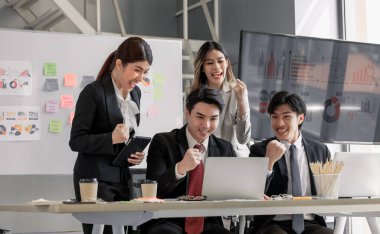 Çevik bir iş ekibinin performansı olumlu bir müşteri geri bildirimi aldığında ve beklentileri karşıladığında, her üye heyecanlanır ve coşkuyla kutlanır. İş ekibinin kilometre taşı kutlaması..