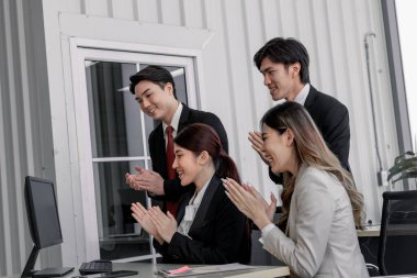 Çevik bir iş ekibinin performansı olumlu bir müşteri geri bildirimi aldığında ve beklentileri karşıladığında, her üye heyecanlanır ve coşkuyla kutlanır. İş ekibinin kilometre taşı kutlaması..