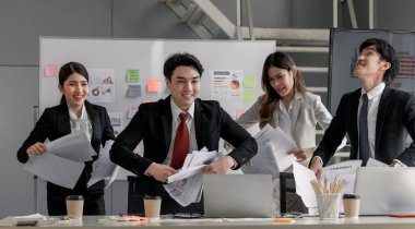 Çevik bir iş ekibinin performansı olumlu bir müşteri geri bildirimi aldığında ve beklentileri karşıladığında, her üye heyecanlanır ve coşkuyla kutlanır. İş ekibinin kilometre taşı kutlaması..