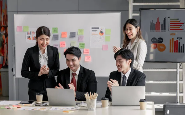 Agile Business Team Performance Receives Positive Client Feedback Meets Expectations — Stock Photo, Image