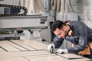 Tahta çeviriciler el ve elektrikli aletler kullanarak iş parçasının boyutunu ölçer ve hesaplar. Ölçümlere ve gereksinimlere göre kes, şekillendir, döndür, düzleştir ve dengele.