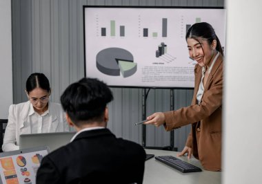 Finansal danışman, stajyer çalışanlara iş analizi konusunda danışmanlık, koçluk ve eğitim yapar. İlgili tüm becerileri geliştirmek için öneriler ve geri bildirim veriliyor. Kişisel gelişim odak noktasıdır.