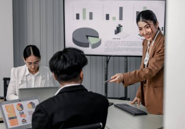 Finansal danışman, stajyer çalışanlara iş analizi konusunda danışmanlık, koçluk ve eğitim yapar. İlgili tüm becerileri geliştirmek için öneriler ve geri bildirim veriliyor. Kişisel gelişim odak noktasıdır.