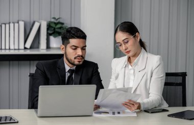 Finansal danışman, stajyer çalışanlara iş analizi konusunda danışmanlık, koçluk ve eğitim yapar. İlgili tüm becerileri geliştirmek için öneriler ve geri bildirim veriliyor. Kişisel gelişim odak noktasıdır.