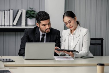 Finansal danışman, stajyer çalışanlara iş analizi konusunda danışmanlık, koçluk ve eğitim yapar. İlgili tüm becerileri geliştirmek için öneriler ve geri bildirim veriliyor. Kişisel gelişim odak noktasıdır.