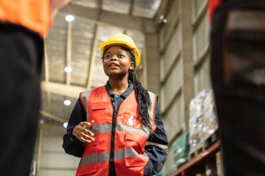 Depo müdürü personelin bireysel performansını değerlendirir. Çalışma kalitesini, beceri seviyelerini, iyileşme ihtiyaçlarını değerlendir. Yol gösterici ve yol gösterici. Yetkinlik açıklarını belirlemek, bir eylem planı oluşturmak