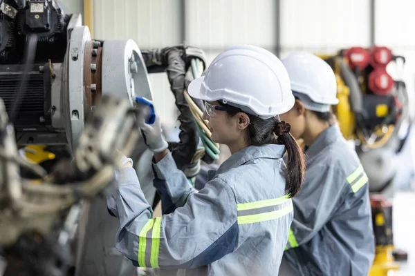 Robotnicy Dokręcają Poluzowują Elementy Śrubokrętem Płytą Aby Wykonać Konserwację Bezpieczeństwa — Zdjęcie stockowe