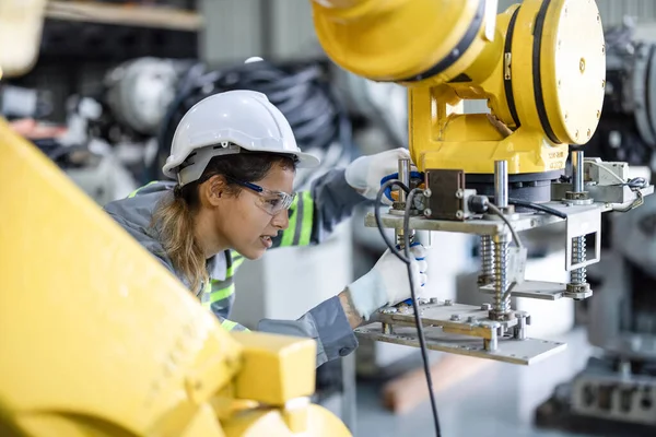 Robot Teknisyenleri Güvenlik Onarımı Için Tornavida Kerpetenle Bileşenleri Sıkılaştırıp Gevşetiyorlar — Stok fotoğraf