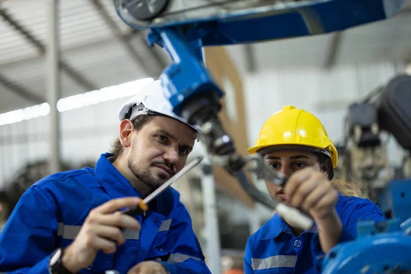 Robotnicy Dokręcają Poluzowują Elementy Śrubokrętem Płytą Aby Wykonać Konserwację Bezpieczeństwa — Zdjęcie stockowe