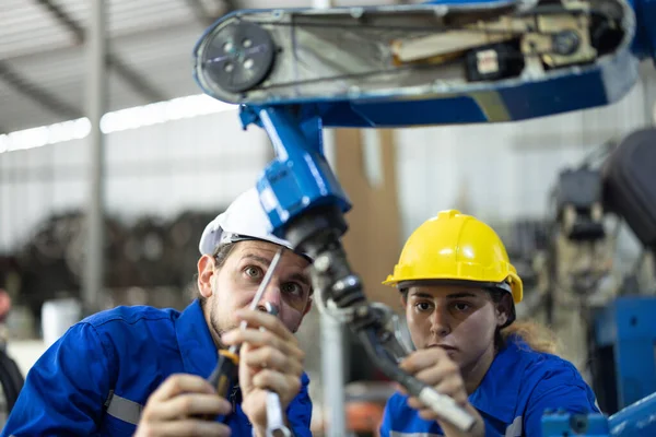 Les Techniciens Robotiques Serrent Desserrent Les Composants Avec Tournevis Une — Photo