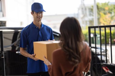 Kadın vazo satıcısı siparişleri, teslimat ödemeleri de dahil olmak üzere, akıllı telefon ve müşterilere göndermeden önce hızlı yanıt kodu ile işliyor. Küçük işletme sahibi taşıyıcı ile çalışır ve koordine eder.
