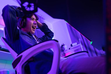 Profesyonel oyuncular, rekabetin olumsuz sonuçlarından hayal kırıklığına uğramış durumdalar. Zarar, büyük markalar ve turnuvalardan ödül, komisyon ve övgü alamamaya yol açabilir..