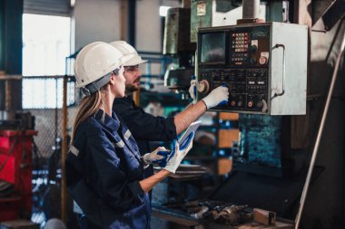 Robot teknisyenleri, standart şartlarda kalmalarını sağlamak için makine ve motorları teftiş, test ve onarım yoluyla düzenli bakım yaparlar. Hasarlı ve eksik parçaları kaydeder ve rapor ederler.