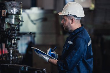 Robot teknisyenleri, standart şartlarda kalmalarını sağlamak için makine ve motorları teftiş, test ve onarım yoluyla düzenli bakım yaparlar. Hasarlı ve eksik parçaları kaydeder ve rapor ederler.