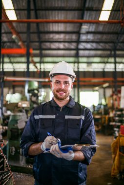 Robot teknisyenleri, standart şartlarda kalmalarını sağlamak için makine ve motorları teftiş, test ve onarım yoluyla düzenli bakım yaparlar. Hasarlı ve eksik parçaları kaydeder ve rapor ederler.