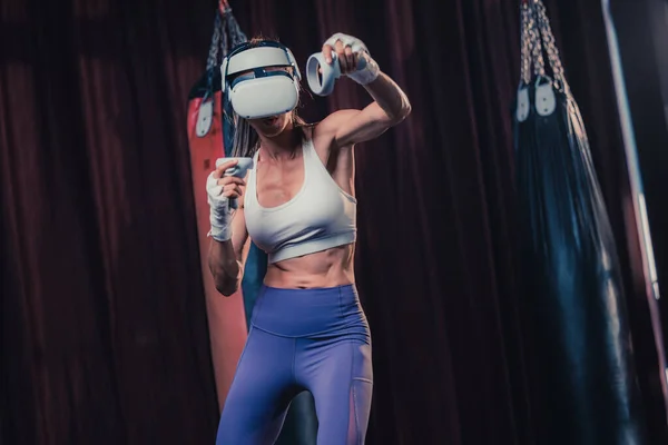 Fitness Lovers Battle Other Gym Members Wearing Virtual Reality Goggles — Stock Photo, Image