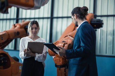 Robotik fabrika sahibi, işlevselliği ve robot sistemlerinin performansını müşteriyle tartışıyor. Satış sonrası servisle ilgili soruları cevaplıyorum. Fiyat pazarlığı. Uzun vadeli ilişkiler geliştirmek