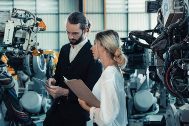 Robotik fabrika sahibi, işlevselliği ve robot sistemlerinin performansını müşteriyle tartışıyor. Satış sonrası servisle ilgili soruları cevaplıyorum. Fiyat pazarlığı. Uzun vadeli ilişkiler geliştirmek