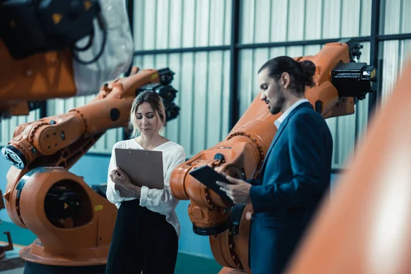 Majitel Robotické Továrny Vysvětluje Diskutuje Funkčnosti Výkonu Robotických Systémů Klientem — Stock fotografie