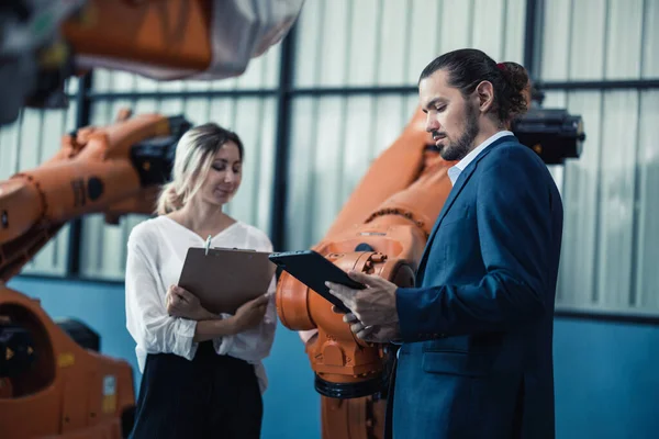 Robotik Fabrika Sahibi Işlevselliği Robot Sistemlerinin Performansını Müşteriyle Tartışıyor Satış — Stok fotoğraf