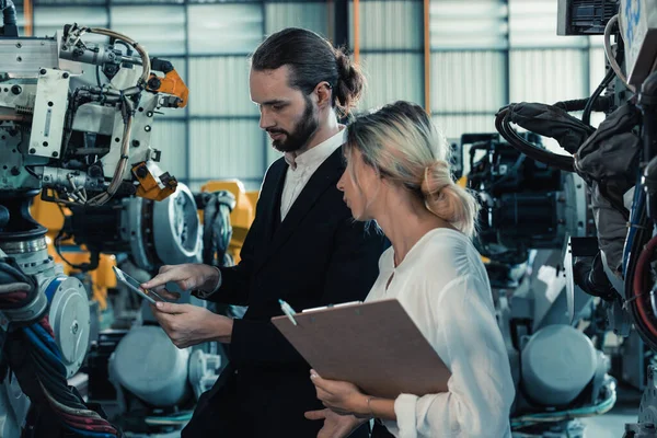 Właściciel Fabryki Robotów Wyjaśnić Omówić Funkcjonalność Wydajność Systemów Robotów Klientem — Zdjęcie stockowe