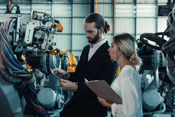 Robotik Fabrika Sahibi Işlevselliği Robot Sistemlerinin Performansını Müşteriyle Tartışıyor Satış — Stok fotoğraf