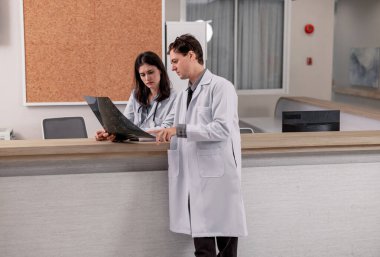 Hekim ve radyologlar, MRI filmi de dahil olmak üzere tıbbi görüntüleri analiz ederek, tedavi planlarını ve gelecekteki tıbbi prosedürleri geliştirmek ve hastaları uzman doktorlara yönlendirmek için hasta durumunu tanımlarlar..