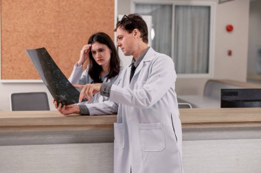 Hekim ve radyologlar, MRI filmi de dahil olmak üzere tıbbi görüntüleri analiz ederek, tedavi planlarını ve gelecekteki tıbbi prosedürleri geliştirmek ve hastaları uzman doktorlara yönlendirmek için hasta durumunu tanımlarlar..