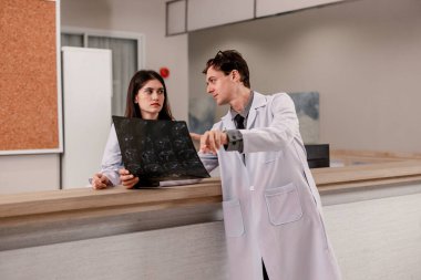 Hekim ve radyologlar, MRI filmi de dahil olmak üzere tıbbi görüntüleri analiz ederek, tedavi planlarını ve gelecekteki tıbbi prosedürleri geliştirmek ve hastaları uzman doktorlara yönlendirmek için hasta durumunu tanımlarlar..