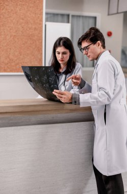 Hekim ve radyologlar, MRI filmi de dahil olmak üzere tıbbi görüntüleri analiz ederek, tedavi planlarını ve gelecekteki tıbbi prosedürleri geliştirmek ve hastaları uzman doktorlara yönlendirmek için hasta durumunu tanımlarlar..