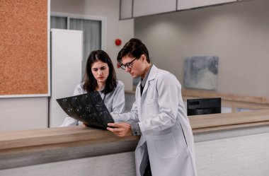 Hekim ve radyologlar, MRI filmi de dahil olmak üzere tıbbi görüntüleri analiz ederek, tedavi planlarını ve gelecekteki tıbbi prosedürleri geliştirmek ve hastaları uzman doktorlara yönlendirmek için hasta durumunu tanımlarlar..