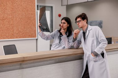 Hekim ve radyologlar, MRI filmi de dahil olmak üzere tıbbi görüntüleri analiz ederek, tedavi planlarını ve gelecekteki tıbbi prosedürleri geliştirmek ve hastaları uzman doktorlara yönlendirmek için hasta durumunu tanımlarlar..