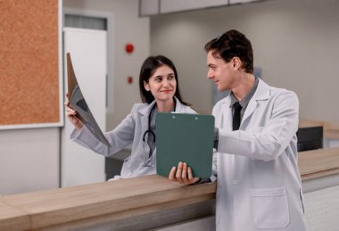 Hekim ve radyologlar, MRI filmi de dahil olmak üzere tıbbi görüntüleri analiz ederek, tedavi planlarını ve gelecekteki tıbbi prosedürleri geliştirmek ve hastaları uzman doktorlara yönlendirmek için hasta durumunu tanımlarlar..