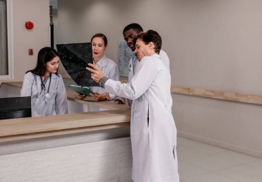 Hekim ve radyologlar, MRI filmi de dahil olmak üzere tıbbi görüntüleri analiz ederek, tedavi planlarını ve gelecekteki tıbbi prosedürleri geliştirmek ve hastaları uzman doktorlara yönlendirmek için hasta durumunu tanımlarlar..